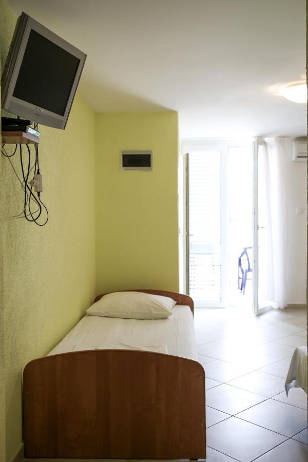 Apartment Ari Novalja