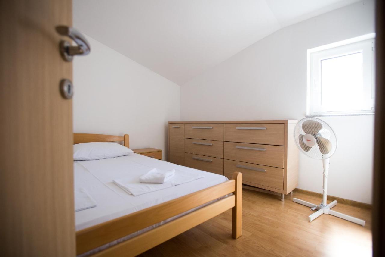 Apartment Ari Novalja