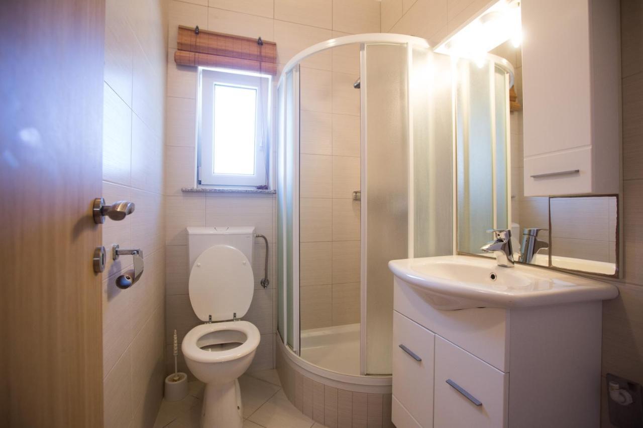 Ari Apartment *